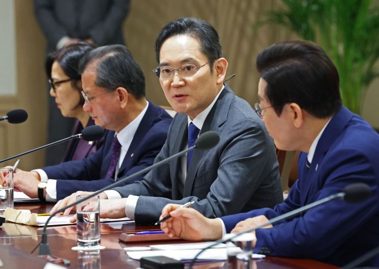 이재용 삼성전자 회장이 16일 용산 대통령실에서 열린 한미 관세협상 후속 민관 합동회의에서 발언하고 있다. 연합뉴스