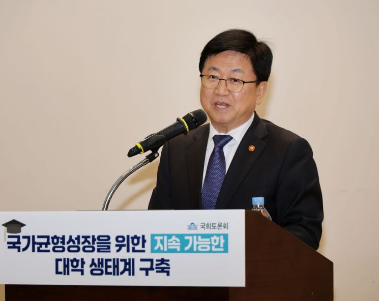17일 국회 의원회관에서 열린 '국가균형성장을 위한 지속가능한 대학 생태계 구축' 국회 토론회에서 최교진 교육부 장관이 환영사를 하고 있다. 교육부