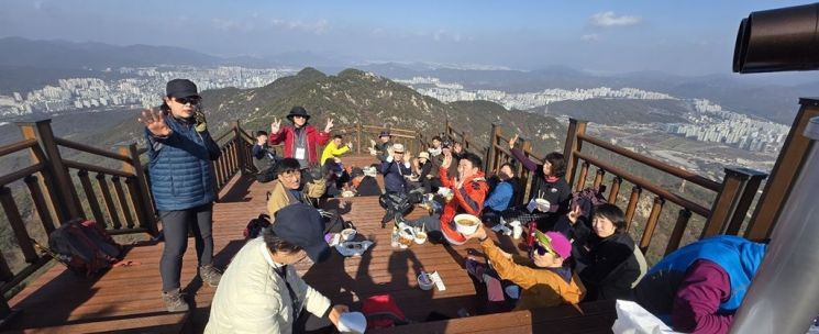 의정부시가 수락산 대표 명소인 '기차바위 전망대 및 쉼터 조성 사업'을 마무리하고 지난 14일부터 시민들에게 전면 개방하고 있다. 의정부시 제공