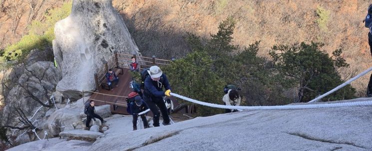 의정부시가 수락산 대표 명소인 '기차바위 전망대 및 쉼터 조성 사업'을 마무리하고 지난 14일부터 시민들에게 전면 개방하고 있다. 의정부시 제공