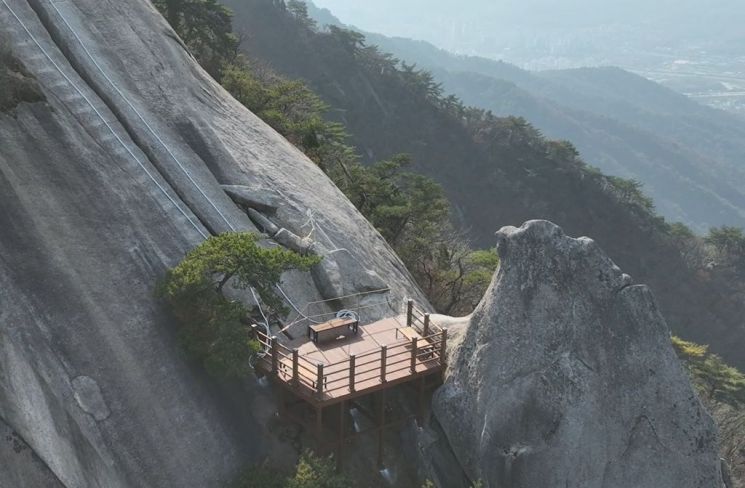 의정부시가 수락산 대표 명소인 '기차바위 전망대 및 쉼터 조성 사업'을 마무리하고 지난 14일부터 시민들에게 전면 개방하고 있다. 의정부시 제공
