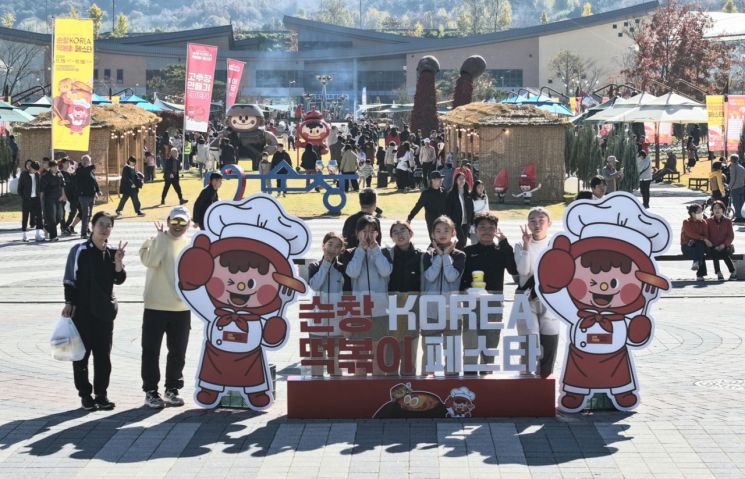 순창군발효관광재단이 지난 15~16일까지 순창발효테마파크·전통고추장민속마을 일원에서 '2025 순창 코리아 떡볶이 페스타' 행사가 성황리에 막을 내렸다. 순창군 제공