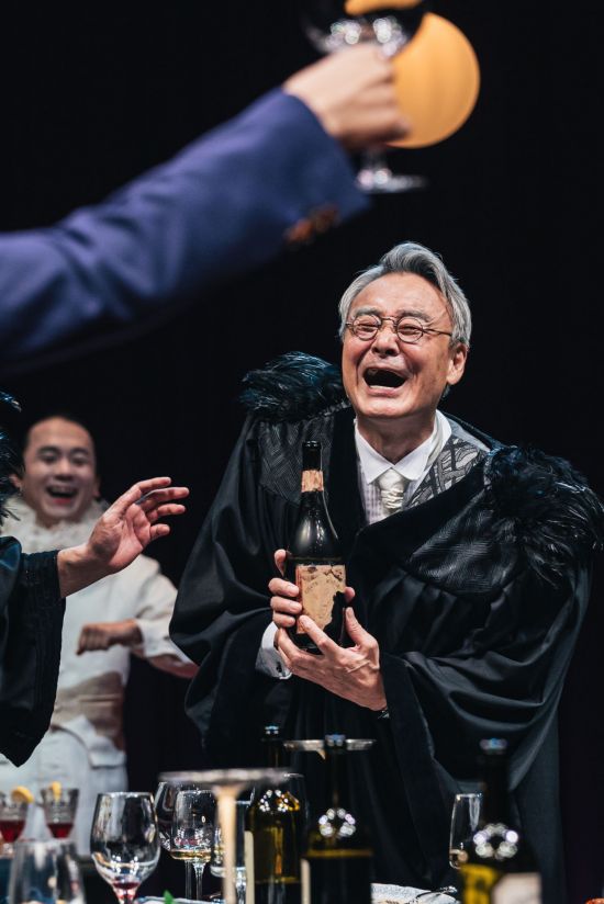 [On Stage]'호텔 캘리포니아'처럼 빠져나오지 못 하는…서울시극단 '트랩'