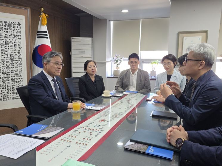 허민 국가유산청장이 윤병순 유네스코한국위원회 사무총장 직무대리 등 관계자들과 2026년 예정된 '제48차 세계유산위원회'의 성공적 개최를 위한 협력 방안에 대해 환담하고 있다. 연합뉴스