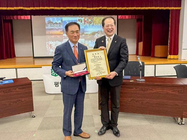 일본 마쓰야마시를 공식 방문한 정장선 평택시장(왼쪽)이 노시 카츠히토 마쓰야마시장에게 감사패를 전달하고 있다. 평택시 제공