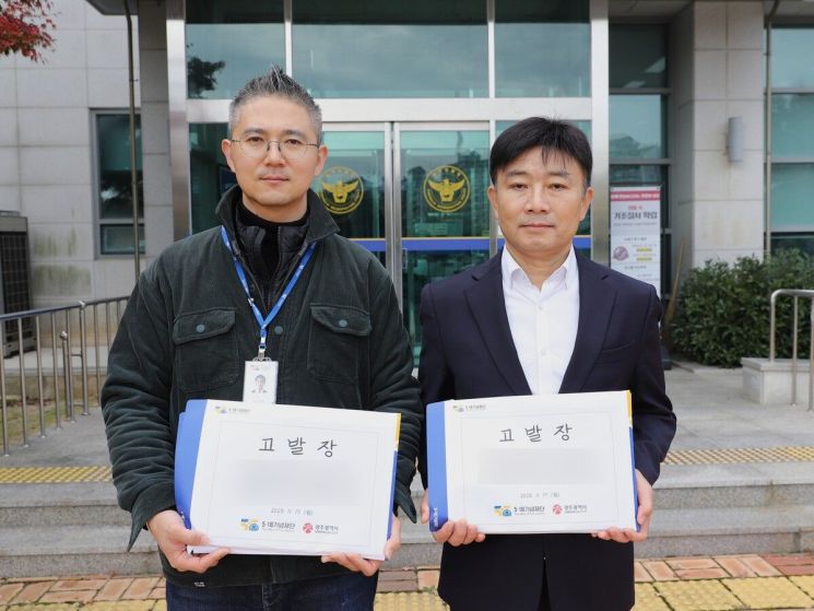 17일 5·18기념재단과 광주시가 스카이데일리 외부필진 2명을5·18민주화운동등에관한특별법제8조(허위사실 유포 금지) 위반 혐의로 고발장을 접수하고 있다.5·18기념재단 제공