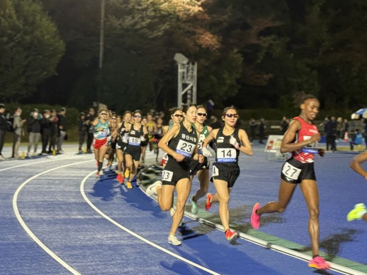 지난 15일 일본에서 개최된 제18회 니타이다 챌린지 게임 '여자 5000m' 종목에서 김유진 선수가 '경산시청 23번'이 마킹된 상의를 입고 뛰는 모습. 경산시 제공