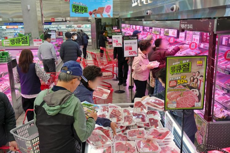 3분기 어닝쇼크 대형마트…'블프' 할인공세 '적중'