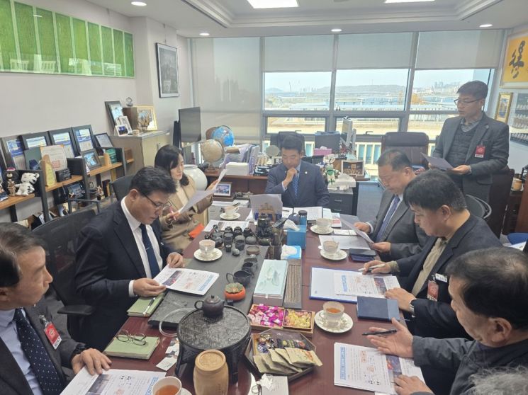 김경일 파주시장과 박정 국회의원 등이 17일 고양시 광역상수도 누수사고와 관련 한국수자원공사에 책임규명·사과·보상대책 회의를 열고 있다. 파주시 제공