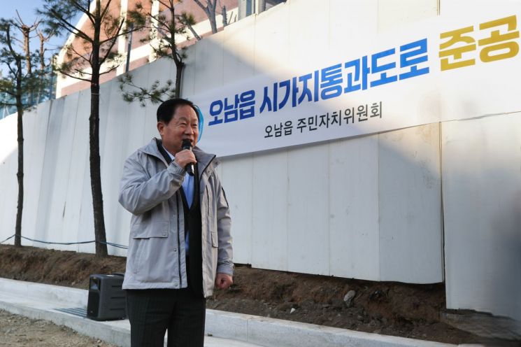 주광덕 남양주시장이 17일 오남읍 시가지 통과도로와 호수공원 진입로, 맨발길 조성 현장에서 인사말을 하고 있다. 남양주시 제공
