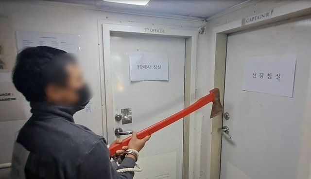 부산서 도끼 들고 선장 침실문 두드린 선원들, 결국…