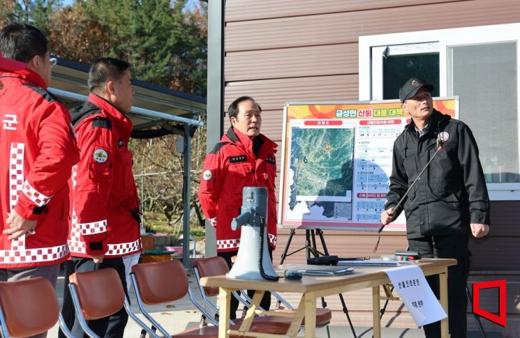 김주수 의성군군수가 읍면 산불진화 모의훈련에 참가가해 상황을 점검 하고 있다.