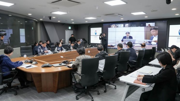 임승관 질병관리청 청장이 17일 '제7차 호흡기감염병 관계부처 합동 대책반 회의'를 영상으로 주재하고 있다. 질병관리청