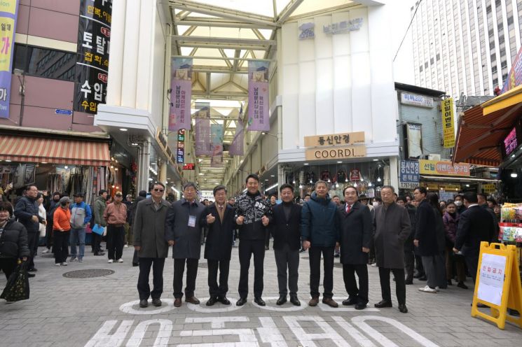남대문시장 아케이드 준공식 기념사진 모습. 중구 제공.