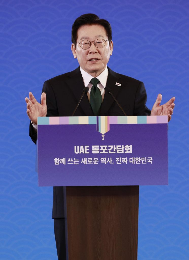 아랍에미리트(UAE)를 국빈 방문 중인 이재명 대통령이 17일(현지시간) 아부다비의 한 호텔에서 열린 동포만찬간담회에서 인사말을 하고 있다. 연합뉴스