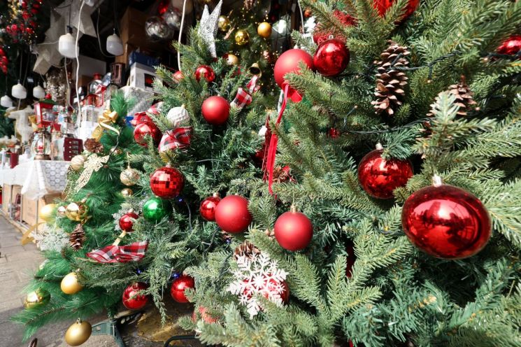 서울 중구 남대문시장 크리스마스 용품 판매점에 크리스마스 트리 등 소품이 진열돼 있다. 연합뉴스