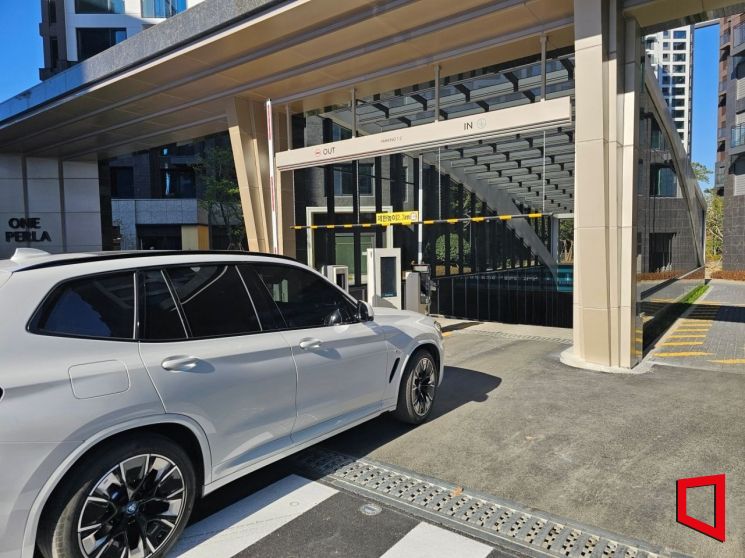 래미안 원페를라에 처음 적용된 '래미안 AI 주차장'에 차량이 진입하고 있다. 삼성물산 제공