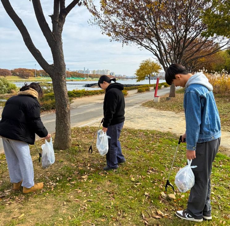 영진전문대 동물보건과 전공연구회 '애니션'이 17일 대구 금호강 일원에서 펫깅(Pet-gging)을 벌이고 있다.