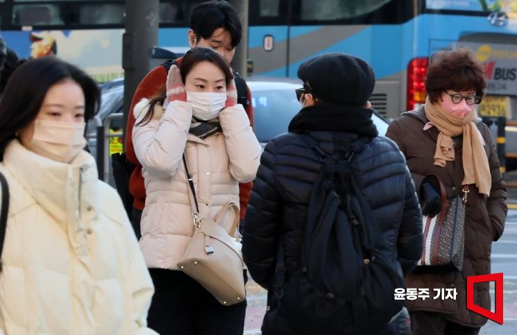 서울 지역에 올겨울 첫 영하권 추위가 찾아온 18일 서울 중구 남대문 일대를 지나는 시민이 출근길 발걸음을 재촉하고 있다. 윤동주 기자