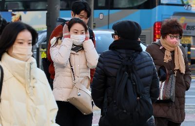 서울 지역에 올겨울 첫 영하권 추위가 찾아온 지난달 18일 서울 중구 남대문 일대를 지나는 시민이 출근길 발걸음을 재촉하고 있다. 윤동주 기자