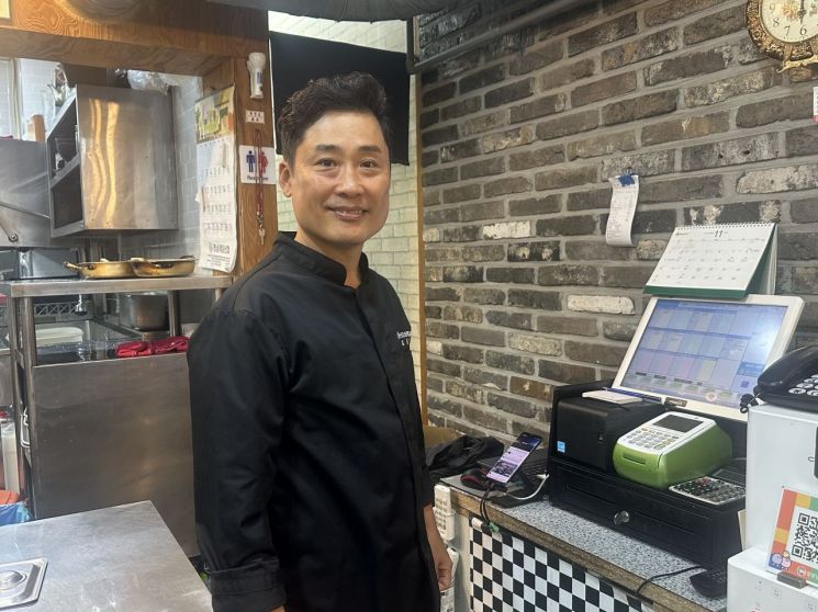 ▲ 연말을 맞아 늦깎이 학생들에게 따뜻한 식사를 대접한 뒤, 매장에서 환하게 미소 짓는 김용대 대표.