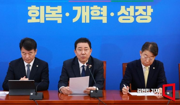 [포토] 與, 규제 새판 짠다…"기업 뛰기 좋은 나라 만들 것"