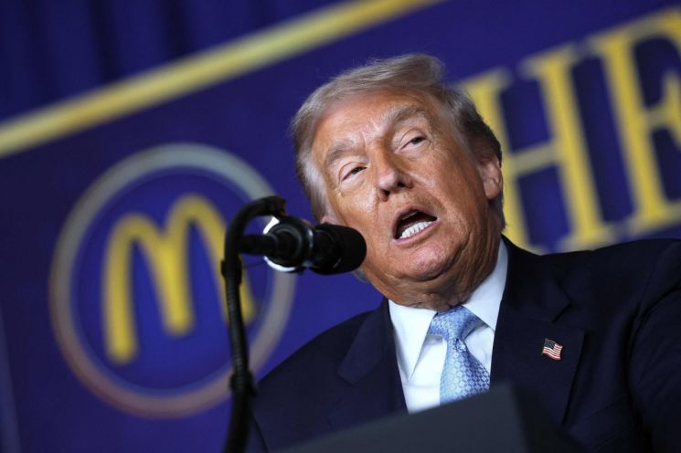 고물가·엡스타인에 발목잡힌 트럼프…"지지율 38%로 최저"