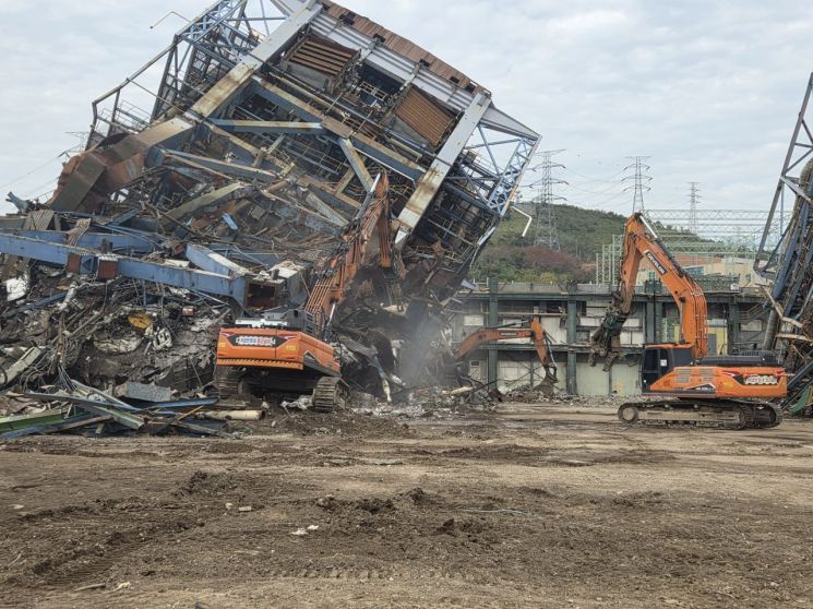 지난 13일 울산화력발전소 보일러 타워 붕괴 사고 현장에서 마지막 매몰자를 찾기 위해 중장비가 동원돼 보일러 타워 구조물들을 해체하고 있는 모습. 연합뉴스