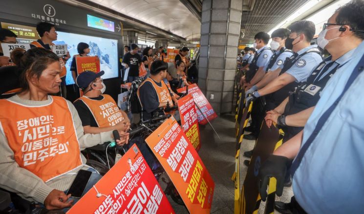 전국장애인차별철폐연대(전장연) 회원들이 지난 6월16일 서울 경복궁역에서 국정기획위원회 출범을 맞아 장애인 관련 장애인 탈시설 권리 보장·장애인 건강권 보장 등 장애인 관련 정책 수립을 촉구하며 기자회견을 하고 있다. 연합뉴스