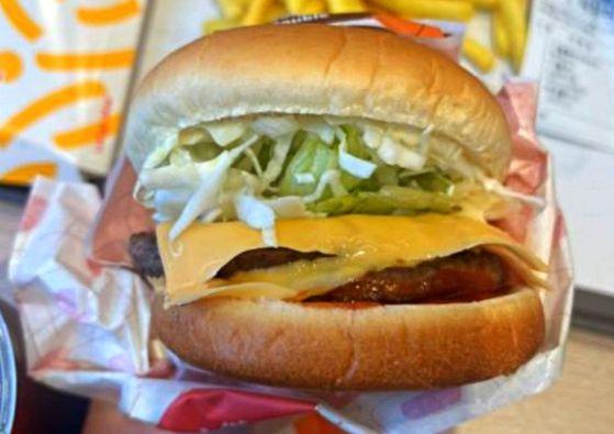 햄버거에 이게 왜…업계 비상 상황에 대신 들어간 '양배추' 깜짝