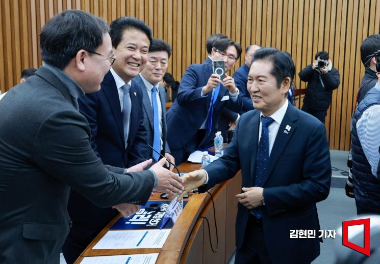 [포토] 기초·광역 의원들과 인사하는 정청래 대표