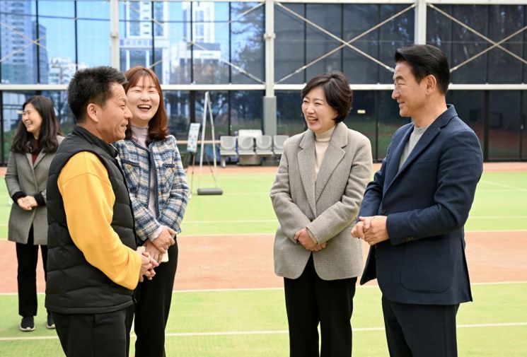 김동근 시장이 지난 17일 모두의운동장 개방 3주년 기념 간담회를 갖고 운동장 이용자와 소통하고 있다. 의정부시 제공