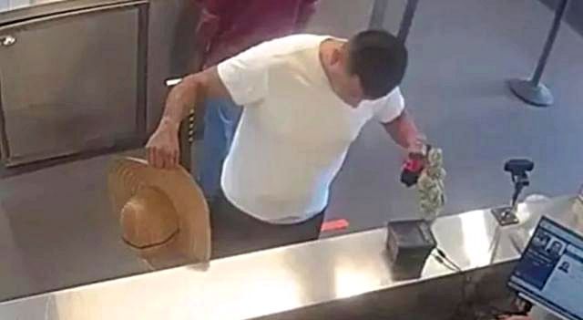 불룩한 속옷에 "내 신체 부위" 우기던 남성…바지 속에서 나온 것 보니 '깜짝'