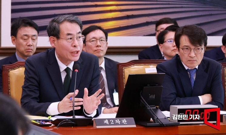 [포토] 의원 질의에 답하는 강희업 차관