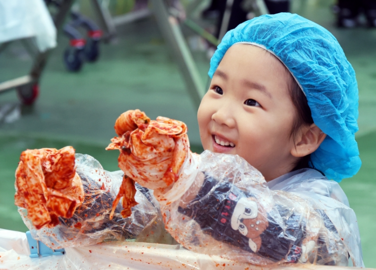 평창 고랭지 김장축제에서 한 어린이가 김치를 들어보이고 있다. 평창군 제공