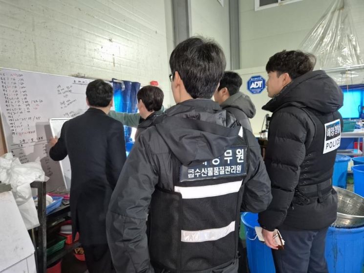 중국산 민물장어를 국내산이라고 속여 판 업체를 현장 적발한 해경과 국립수산물품질관리원. 중부지방해양경찰청