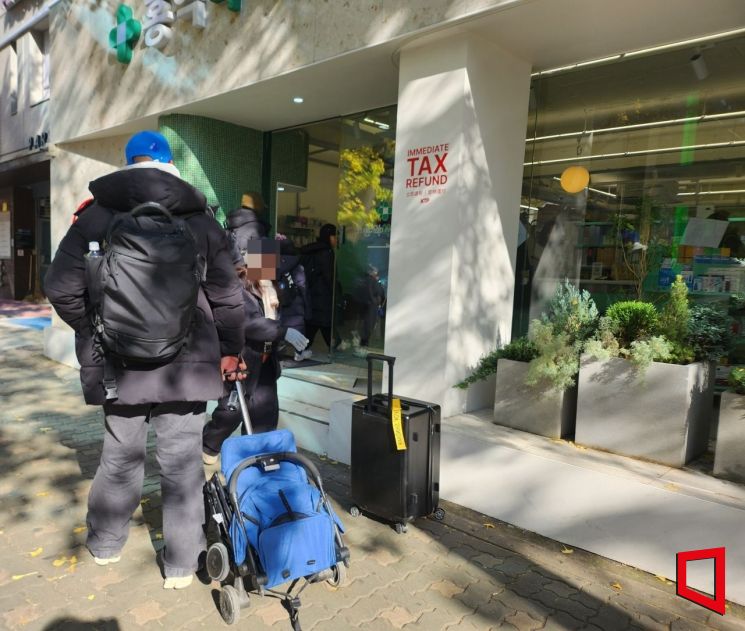 캐리어를 끌며 약국으로 향하는 외국인 관광객들. 허미담 기자 damdam@