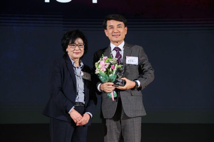김진태 강원특별자치도지사가 18일 서울 코엑스에서 열린 '제60회 전국여성대회'에서 우수지방자치단체장상을 수상하고 있다. 강원도 제공