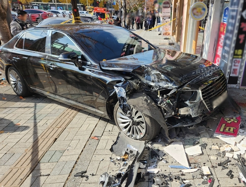 18일 인천 부평구 십정동 한 공영주차장에서 70대 남성 A씨가 운전하던 차량이 인도로 돌진해 30대 여성과 2살 딸이 크게 다쳤다. 인천소방본부 제공