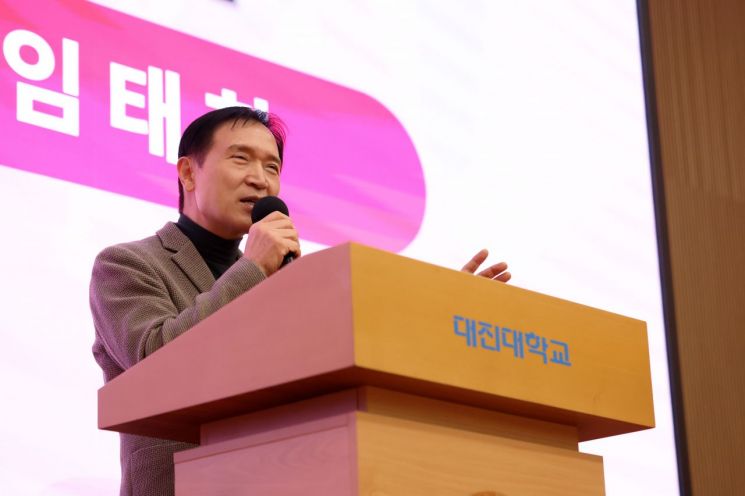 임태희 경기도교육감이 18일 포천 대진대학교에서 열린 포천경기한국어랭귀지스쿨 입학식에서 환영사를 하고 있다. 경기도교육청 제공