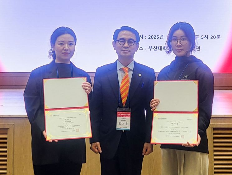 (왼쪽부터)동의대 대학원 스토리텔링학과 손효나 씨, 김치용 교수, 전원 씨.