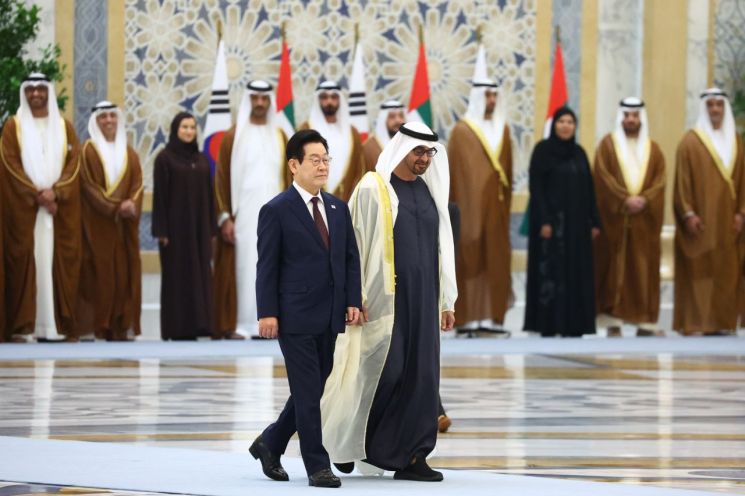 이재명 대통령이 18일(현지시간) 아랍에미리트(UAE) 아부다비 대통령궁에서 열린 국빈방문 공식 환영식에서 무함마드 빈 자이드 알 나흐얀 UAE 대통령과 이동하고 있다. 연합뉴스