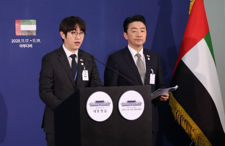 하정우 AI미래기획수석이 18일 아랍에미리트(UAE) 아부다비 한 호텔의 한국프레스센터에서 강훈식 비서실장의 이재명 대통령 전략경제협력 특사 성과 관련 브리핑에 이어 설명하고 있다. 연합뉴스