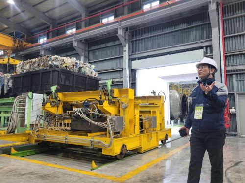 이형근 도시유전 본부장이 비연소 저온 열분해 시설에 대해 설명하고 있다. 강희종기자