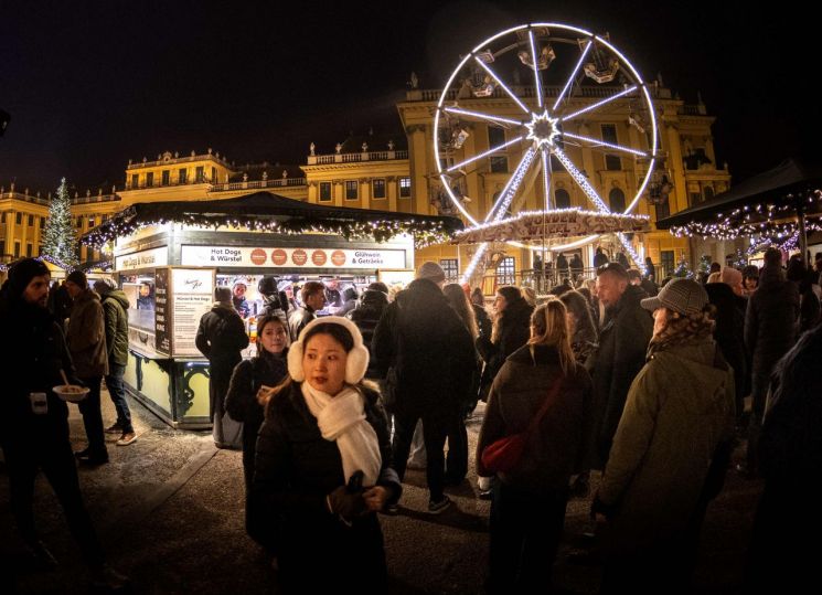 오스트리아 빈의 쇤브룬 궁전에서 열린 크리스마스 마켓에 관광객과 현지인들이 크리스마스를 몇 주 앞두고 몰려들고 있다. AFP연합뉴스