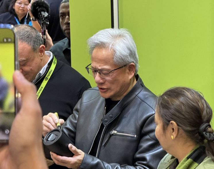 "젠슨 황 깜짝 등장해 놀랐다"…'AI 버블?' 직접 사인한 컵 나눠주며 자신감 표출