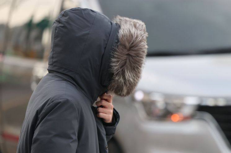 서울 종로구 광화문네거리에서 패딩 점퍼 모자를 쓴 시민이 길을 건너고 있다. 연합뉴스