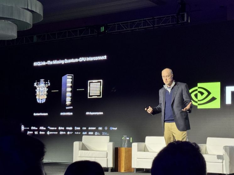 "젠슨 황 깜짝 등장해 놀랐다"…'AI 버블?' 직접 사인한 컵 나눠주며 자신감 표출