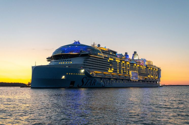 Samsung Supplies Over 6,000 TVs and Signage to "Star of the Seas," the Largest Cruise Ship in the US