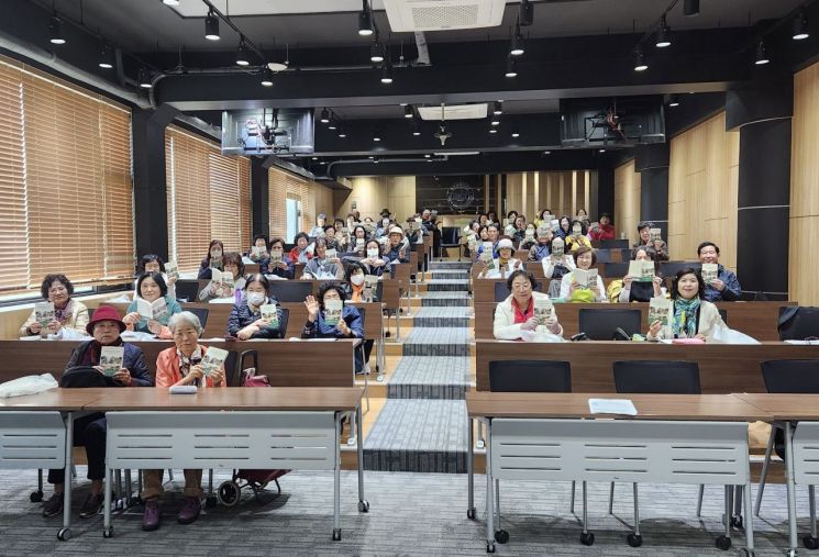 동의과학대학교 한방약재과가 개설 20주년 기념 책자를 출간하고 재학생들과 기념촬영하고 있다. 동의과학대 제공